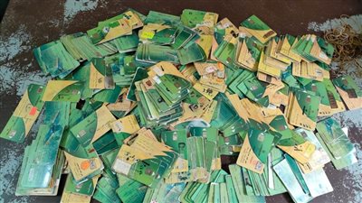 ضبط 570 بطاقة تموينية بأحد المخابز وبيع سجائر بأزيد من سعرها بأسيوط