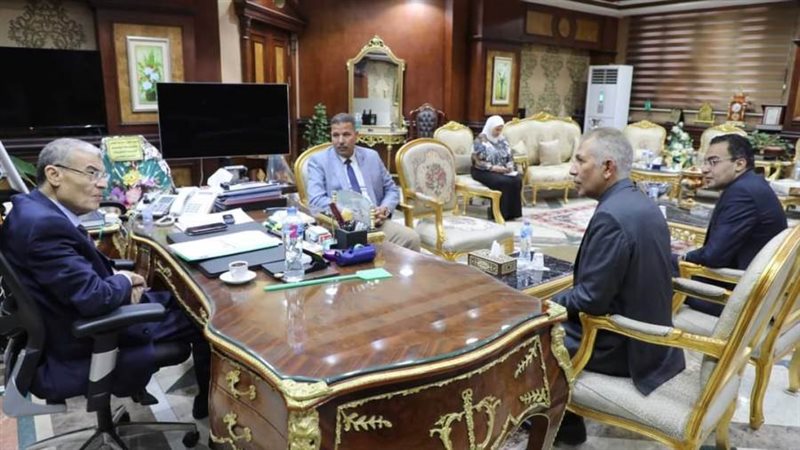 محافظ المنيا خلال