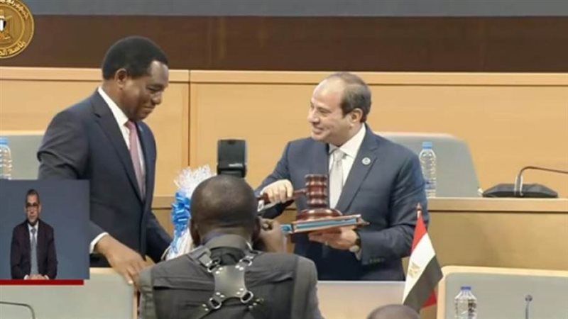 الرئيس السيسي يسلم