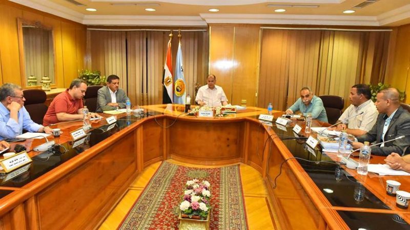 محافظ أسيوط يعقد