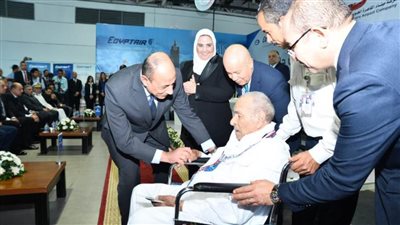 عاجل.. بالصور وزير الطيران ووزيرة التضامن يودعان أول أفواج الحجاج لمكة المكرمة