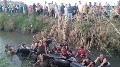 انقلاب سيارة ملاكي بترعة بطريق خط 12 في القناطر الخيرية 