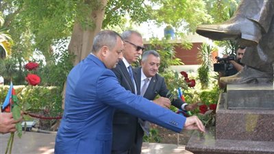 وضع إكليل من الزهور على تمثال زعيم أذربيجان بالقناطر الخيرية 