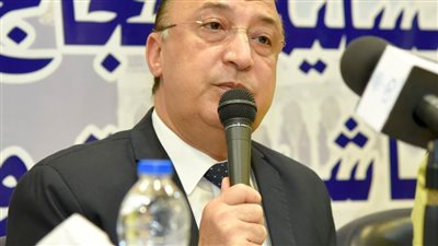 محافظ الإسكندرية يسلم ٢٦٨حاجاً بالإسكندرية تأشيرات وتذاكر الحج