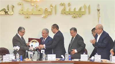 رئيس الهيئة الوطنية للصحافة يهدي وزير الكهرباء والطاقة المتجددة درع الهيئة