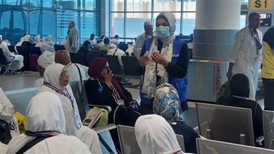 الصحة: توزيع الحقائب وتقديم التوعية الصحية لـ 845 حاجًا في مطار القاهرة