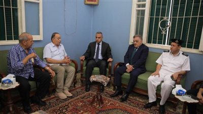 محافظ سوهاج يؤدى واجب العزاء لأسرة الشهيد الرائد مصطفى عبدالرازق