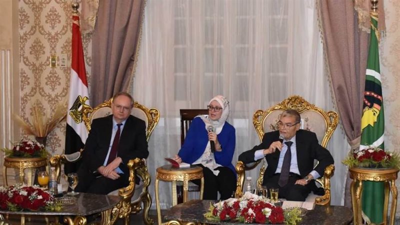 محافظ المنيا وسفير