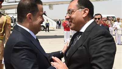رئيس الوزراء يستقبل نظيره العراقي والوفد المرافق له بمطار القاهرة