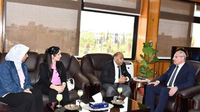 رئيس جامعة قناة السويس يستقبل المستشار الثقافي الليبي