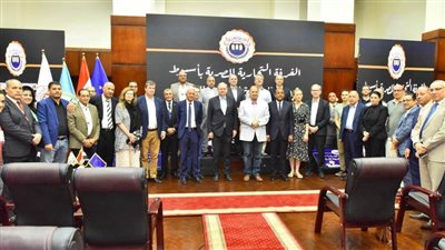 محافظ أسيوط ورئيس وفد الاتحاد الأوروبي يتفقدان الغرفة التجارية ويشهدان اجتماع مجلس الإدارة