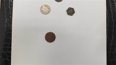 جمارك مطار برج العرب تضبط محاولة تهريب ٤ عملات أثرية