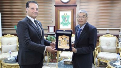 محافظ المنيا يكرم رئيس هيئة الرقابة الإدارية بالمنيا لانتهاء فترة عمله بالمحافظة