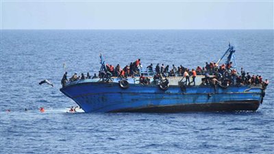 اليونان: إنقاذ أكثر من 100 شخص عقب انقلاب قارب صيد يقل مهاجرين