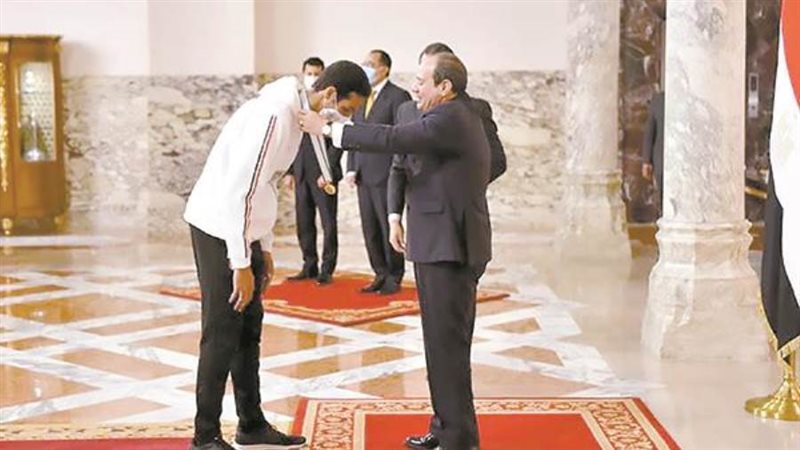 الرئيس السيسي يكرم