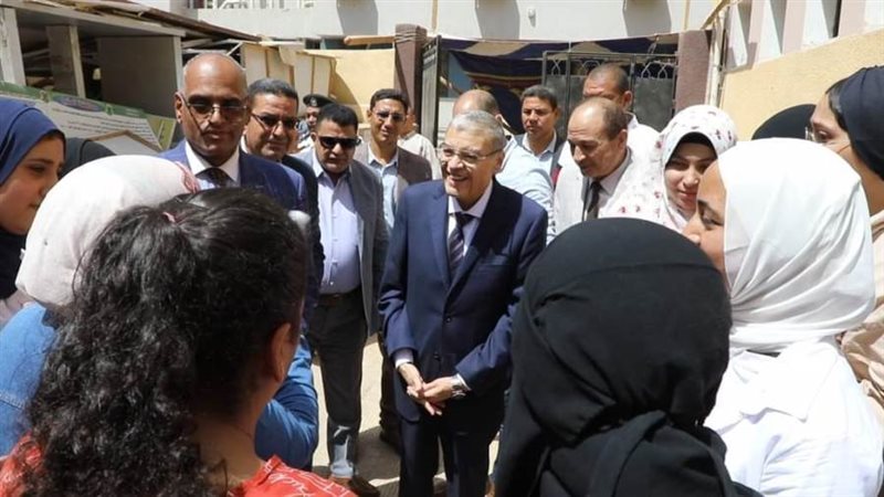 محافظ المنيا خلال