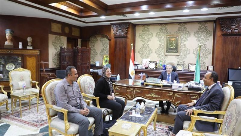 محافظ المنيا خلال