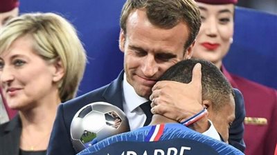 ماكرون يتعهد بمحاولة الضغط على مبابي للبقاء