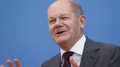 وزراء ألمانيا يحتفلون بعيد ميلاد المستشار شولتس خلال جلسة الحكومة