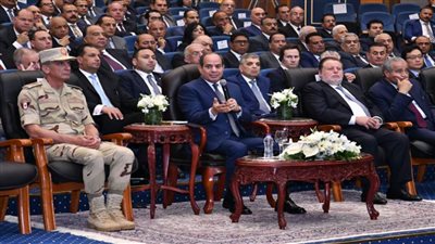 بالصور.. الرئيس يفتتح محطة 