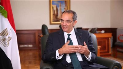 وزير الاتصالات يغادر فرنسا عائدًا إلى القاهرة 