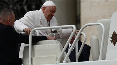 بابا الفاتيكان يغادر المستشفى بعد خضوعه لتدخل جراحي