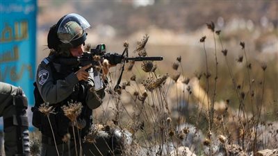 إصابة فلسطينيين بالرصاص الحي خلال مواجهات مع الاحتلال الإسرائيلي جنوب الضفة الغربية
