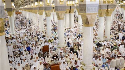 عاجل..مئات الآلاف يؤدون الجمعة الأخيرة من 