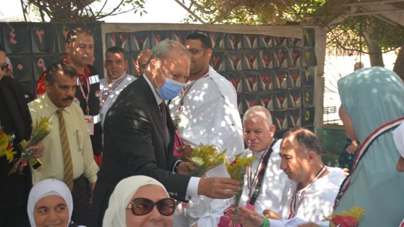 محافظ القليوبية يوزع