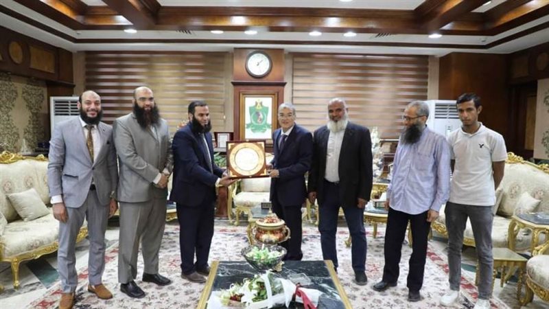 محافظ المنيا يستقبل