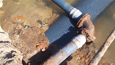 في استجابة سريعة للأهالي: إصلاح كسر بماسورة مياه بقرية المحرص بالمنيا