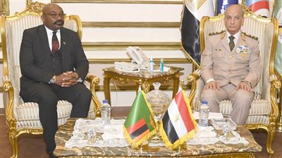 وزير الدفاع يبحث مع نظيره الزامبي مجالات التعاون العسكري ونقل وتبادل الخبرات بين البلدين