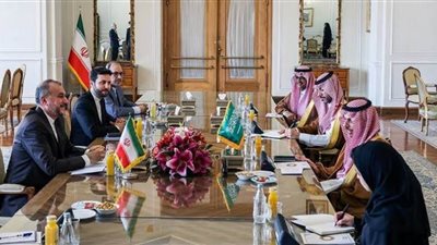 بن فرحان يعقد جلسة مباحثات مع نظيره الإيراني