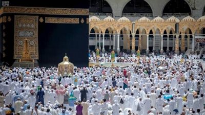 جموع المصلين يؤدون صلاة الجمعة بالمسجد الحرام وسط منظومة متكاملة من الخدمات