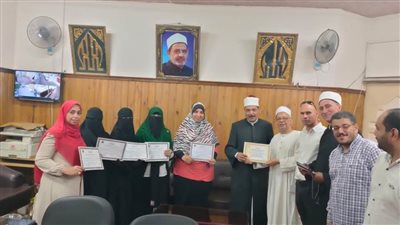 رئيس منطقة سوهاج الأزهرية يكرم أوائل الدفعة الأولى من خريجي المستوى الأول برواق التجويد والقراءات