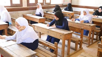 طلاب الشهادة الثانوية الأزهرية يؤدون الامتحانات في مواد التاريخ والبلاغة والفقه