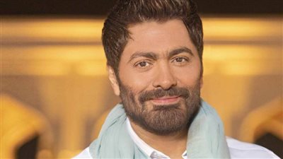 تامر حسني في جلسة تصوير بعدسة ابنه آدم