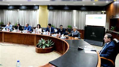 وزير البترول يبحث مع 