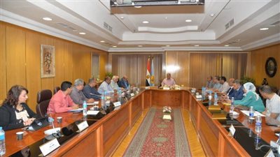 محافظ أسيوط يوجه بمتابعة فتح معارض ومنافذ توفير السلع الغذائية ومتابعة تطبيق قانون المحال العامة