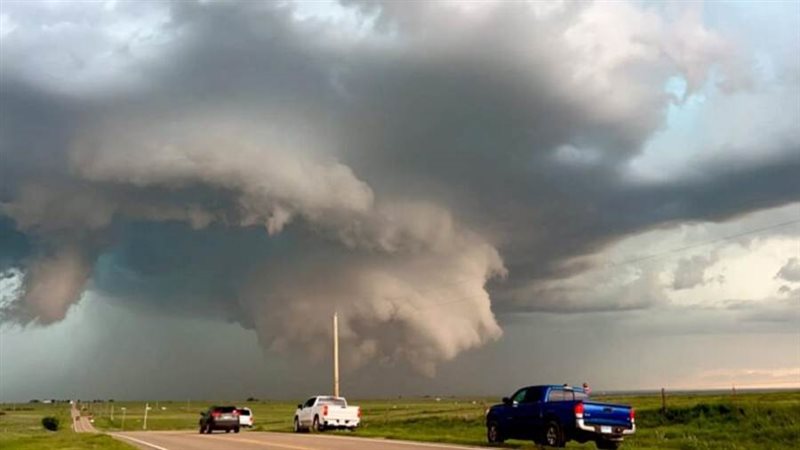 أعاصير وعواصف وحرائق