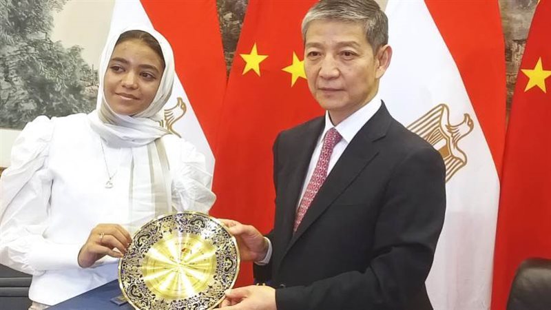 السفير الصينى يقدم