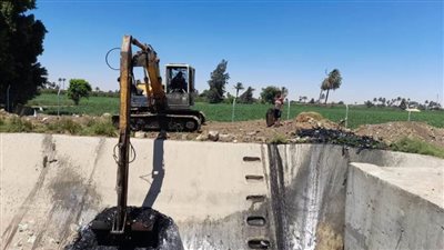 محافظ المنيا يشدد على الانتهاء من تطهير شبكات الصرف وتمهيد الطرق بالقرى