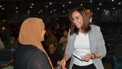 نائب محافظ البحيرة ورئيس البنك الزراعي يسلمان 300 ألف جنيه للأسر الأولى