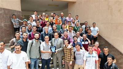 طلاب هندسة سوهاج يكرمون عضو هيئة تدريس بممر شرفي ودرع قبل تخرجهم 