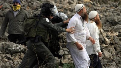 مُستوطنون يهاجمون قرية فلسطينية في جنوب 