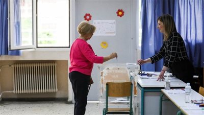 اليونانيون يصوتون في جولة الإعادة في انتخابات برلمانية اليوم