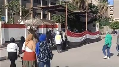 قلق وتوتر.. أولياء أمور طلاب الثانوية العامة بالقليوبية ينتظرون أبناءهم أمام اللجان 