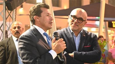 وزير الرياضة يشيد بإنشاءات نادي الزهور ويصفه بمؤسسة كبرى