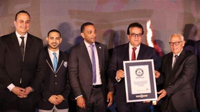 وزير الصحة يتسلم وثيقة موسوعة 