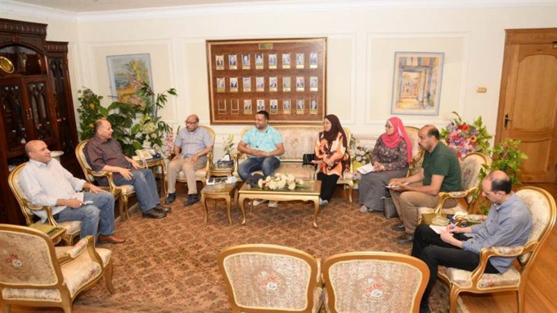 محافظ أسيوط يناقش